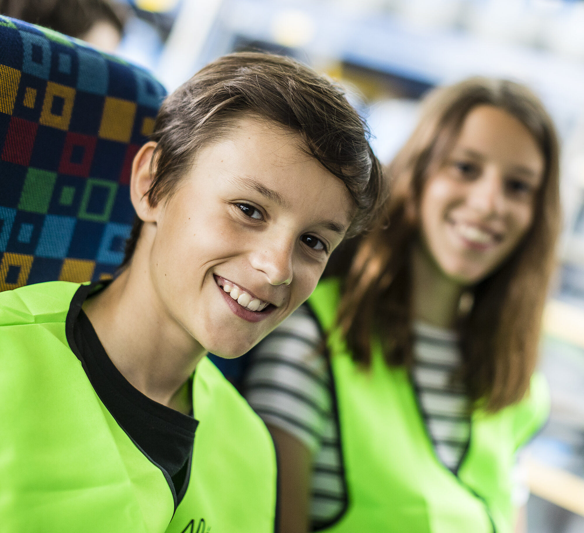 Photo : deux enfants dans un transport scolaire bus car